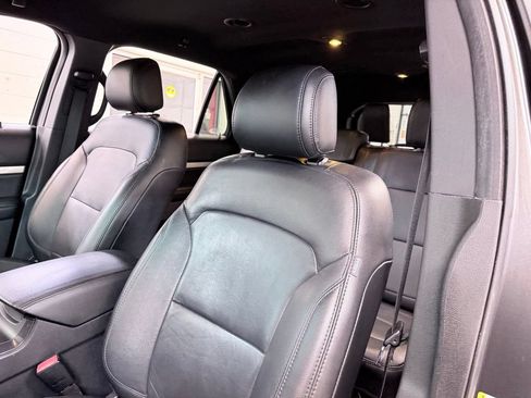 Used 2017 Ford Explorer XLT w/ Equipment Group 202A FWD image 15