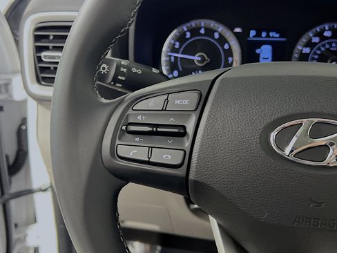 Used 2022 Hyundai Venue SEL image 19