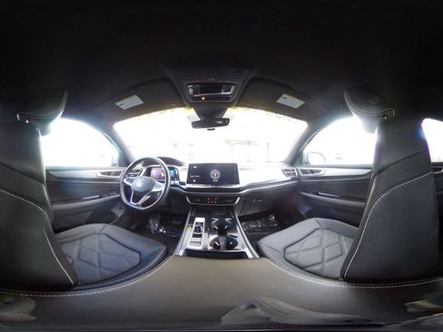 Used 2025 Volkswagen Atlas Cross Sport SE image 39