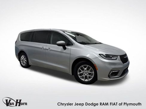 Certified 2023 Chrysler Pacifica Touring-L image 1