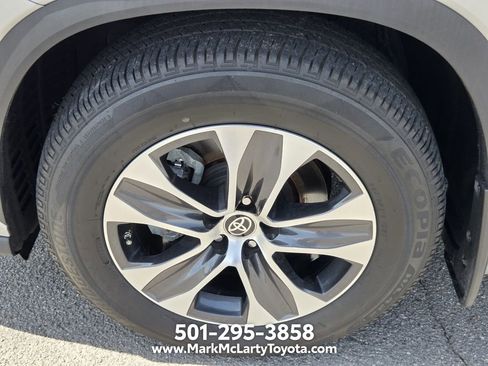 Used 2022 Toyota Highlander XLE AWD/4WD image 17