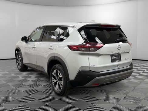 Used 2021 Nissan Rogue SV image 3