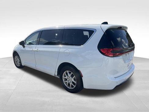 Used 2023 Chrysler Pacifica Touring-L FWD image 8