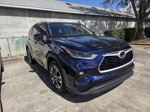 Certified 2021 Toyota Highlander XLE image 3