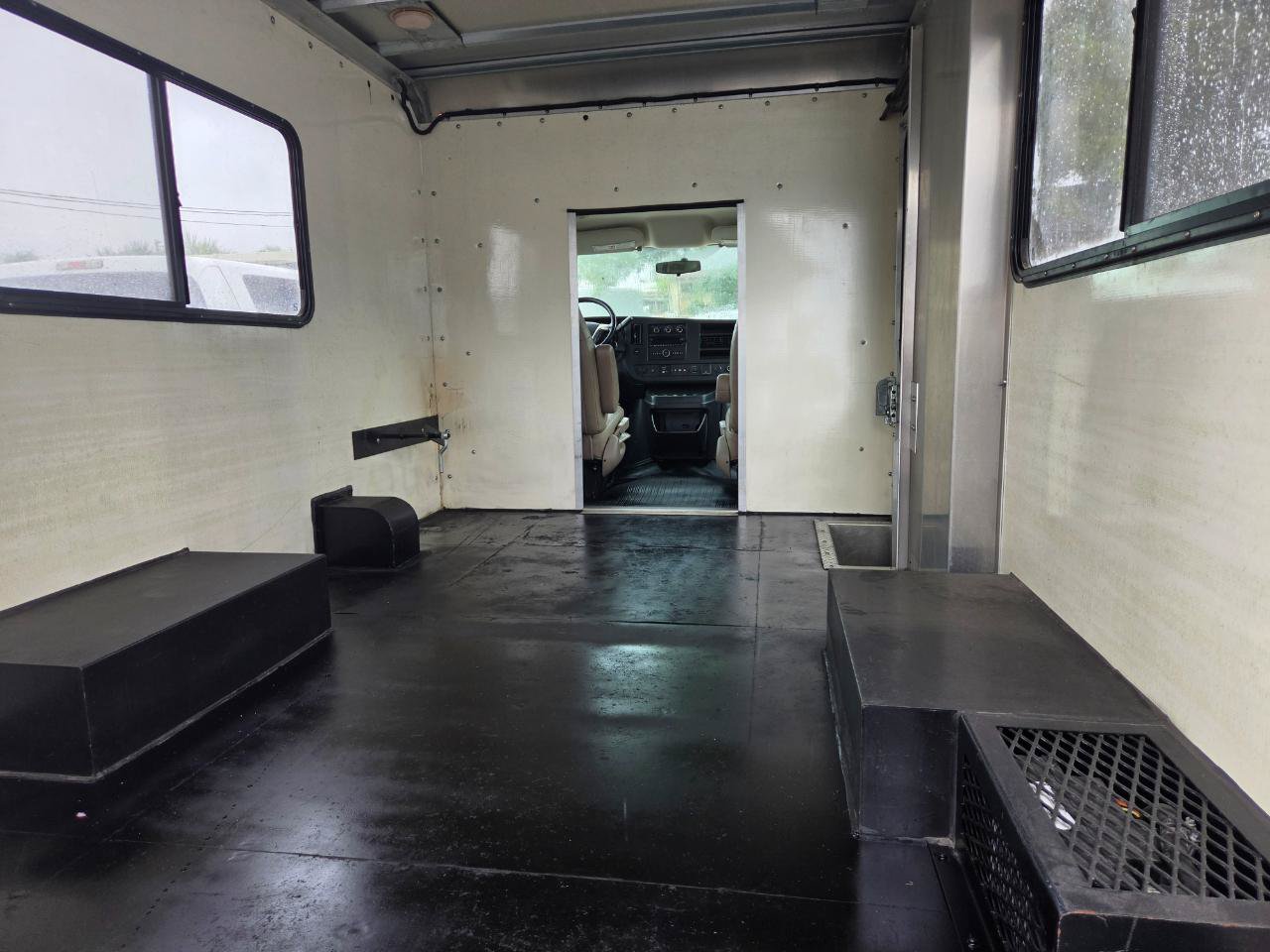 Used 2016 Chevrolet Express 3500 RWD image 9