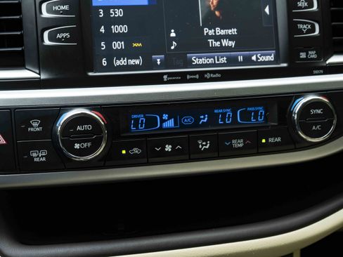 Used 2018 Toyota Highlander XLE FWD image 32