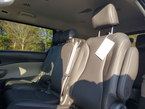 New 2026 Kia Carnival LXS image 9