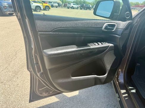 Used 2020 Jeep Grand Cherokee Laredo w/ 18" Wheel & 8.4" Radio Group image 10