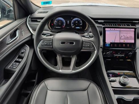 Used 2025 Jeep Grand Cherokee Limited AWD/4WD image 19