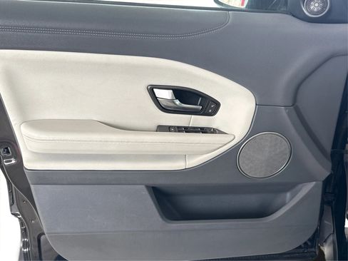 Used 2019 Land Rover Range Rover Evoque image 21