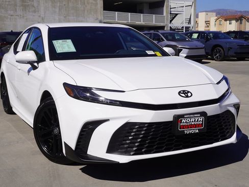 Used 2025 Toyota Camry SE FWD image 2