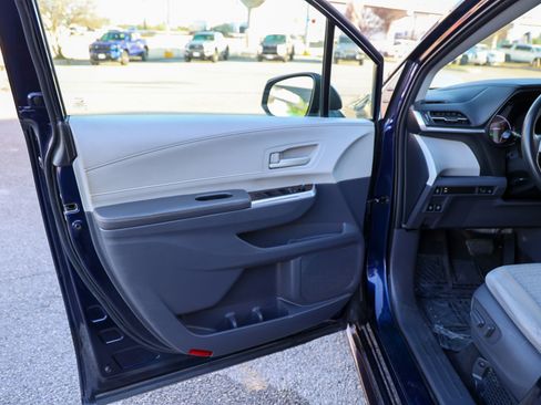 Used 2021 Toyota Sienna LE image 25