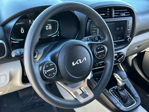 Used 2025 Kia Soul LX image 22