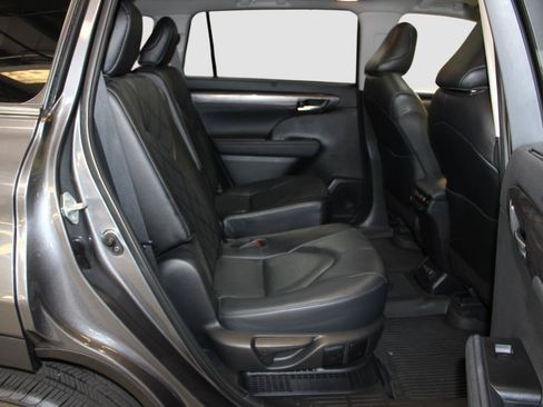 Used 2024 Toyota Highlander Platinum AWD/4WD image 40