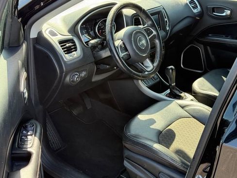 Used 2019 Jeep Compass Latitude FWD image 9
