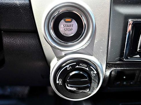 Used 2018 Nissan Titan SV w/ SV Convenience Package AWD/4WD image 30