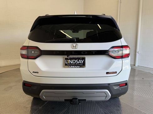 Used 2025 Honda Pilot TrailSport image 11
