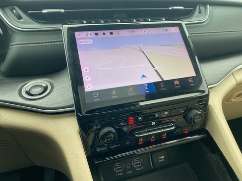 Used 2022 Jeep Grand Cherokee L Limited w/ Luxury Tech Group II image 19