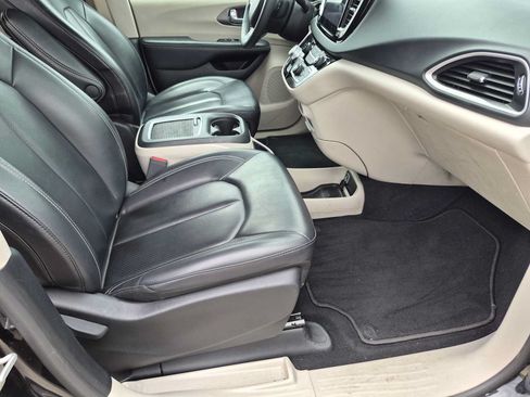 Used 2023 Chrysler Pacifica Touring-L FWD image 19