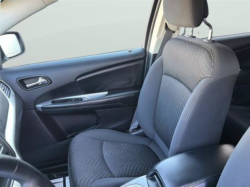 Used 2017 Dodge Journey SE w/ Flexible Seating Group FWD image 12