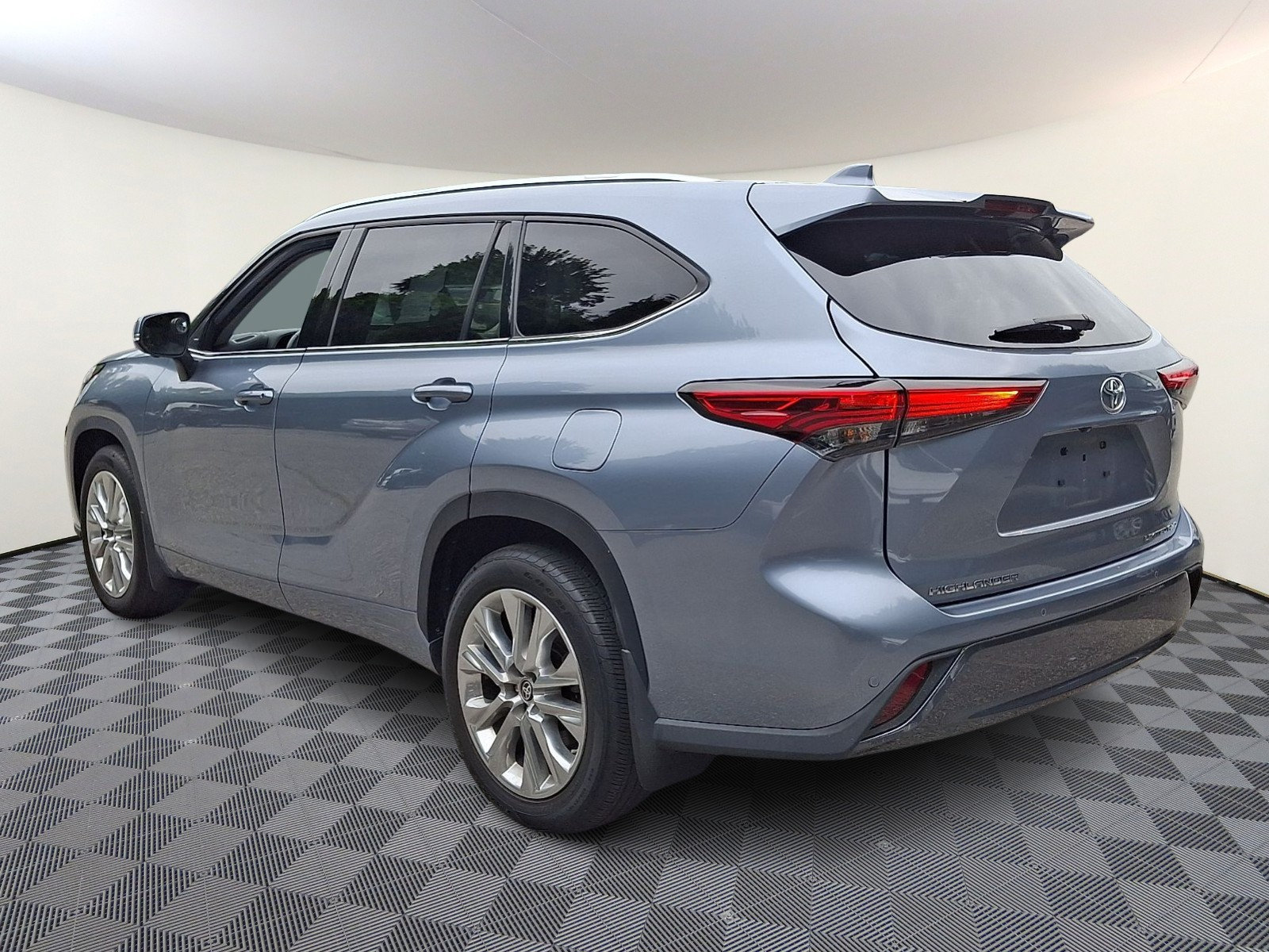 Used 2023 Toyota Highlander Limited AWD/4WD image 4