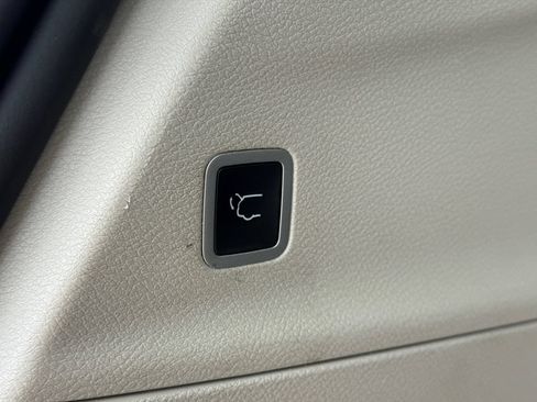 Used 2024 Chrysler Pacifica Touring-L FWD image 46