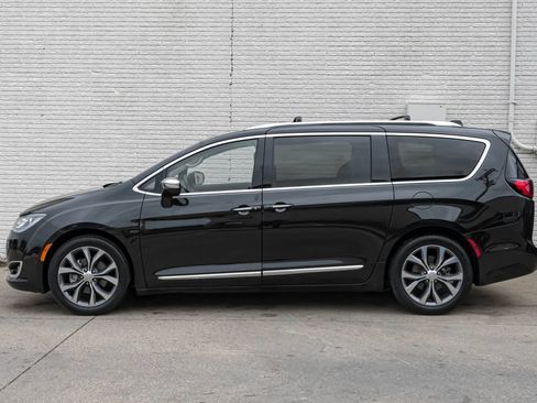 Used 2018 Chrysler Pacifica Limited image 10