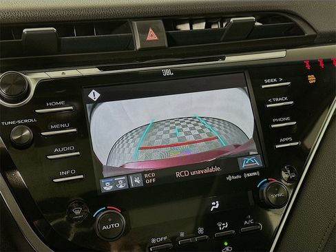 Used 2018 Toyota Camry XLE image 17