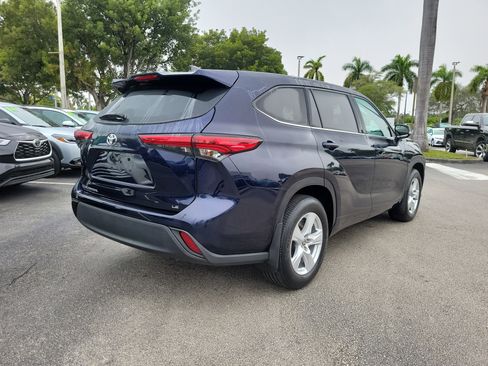Used 2022 Toyota Highlander LE image 5