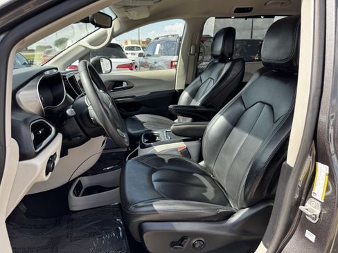 Used 2023 Chrysler Pacifica Touring-L FWD image 23