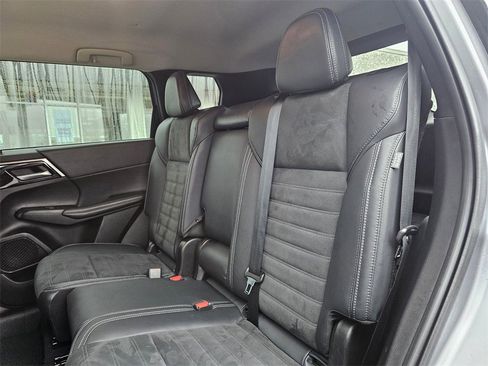 Used 2022 Mitsubishi Outlander SE image 13