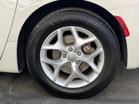 Certified 2017 Chrysler Pacifica Touring-L w/ Tire & Wheel Group FWD image 18