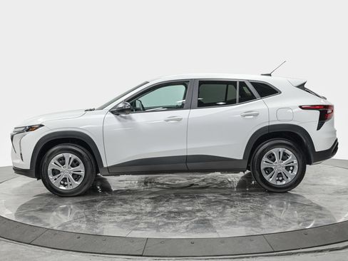 Used 2025 Chevrolet Trax LS FWD image 2