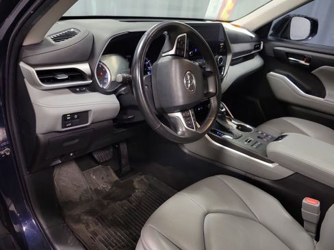 Used 2023 Toyota Highlander XLE AWD/4WD image 13