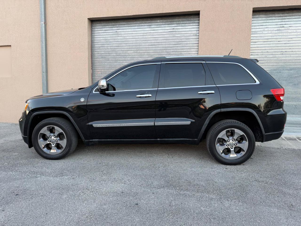 Used 2011 Jeep Grand Cherokee Overland AWD/4WD image 4