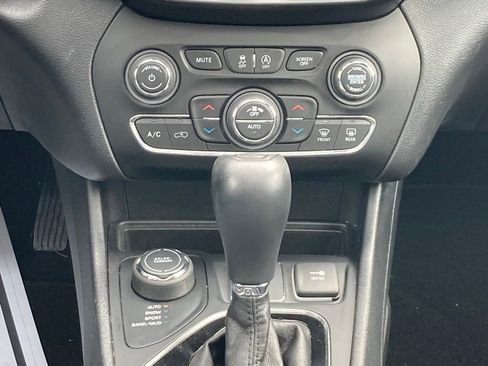 Used 2020 Jeep Cherokee Limited AWD/4WD image 13