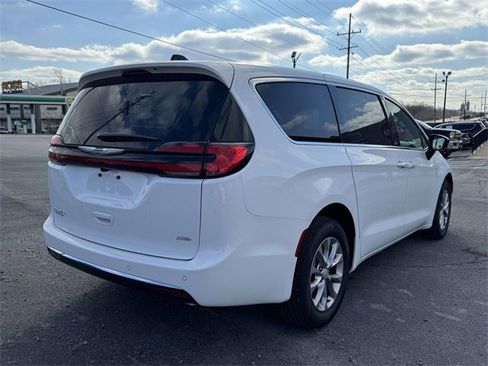 New 2026 Chrysler Pacifica Select image 20