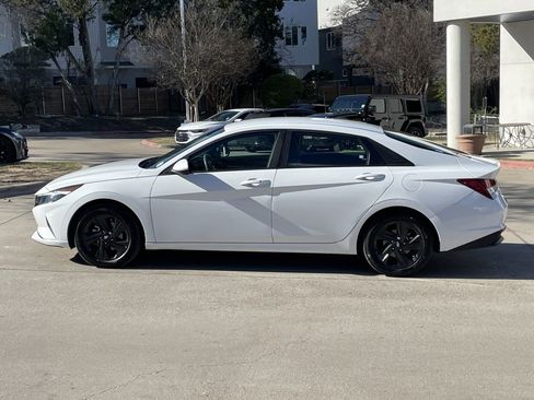 Used 2023 Hyundai Elantra Blue image 3
