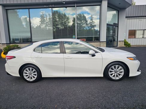 Used 2018 Toyota Camry LE FWD image 8