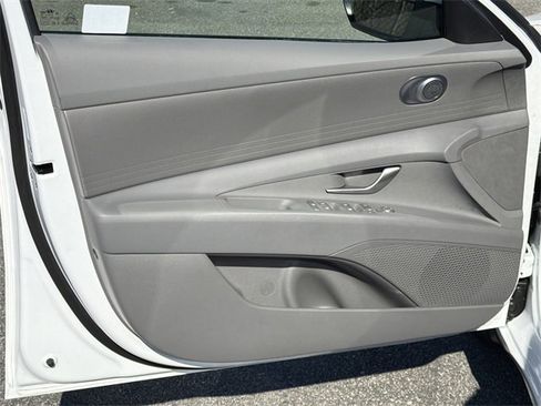 Used 2025 Hyundai Elantra SE image 10