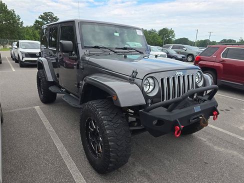 Used 2016 Jeep Wrangler Unlimited Sahara w/ Max Tow Package AWD/4WD image 4