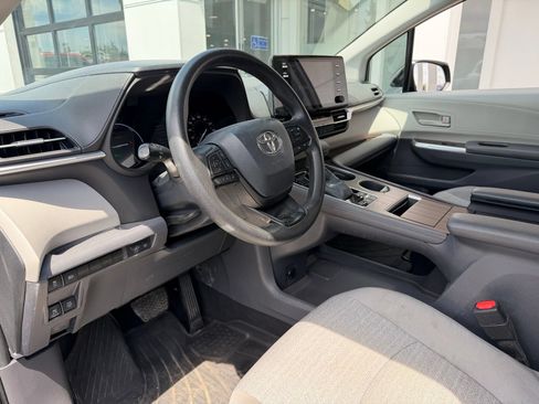 Used 2023 Toyota Sienna LE FWD image 11