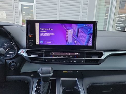 Used 2025 Toyota Sienna XLE FWD image 27