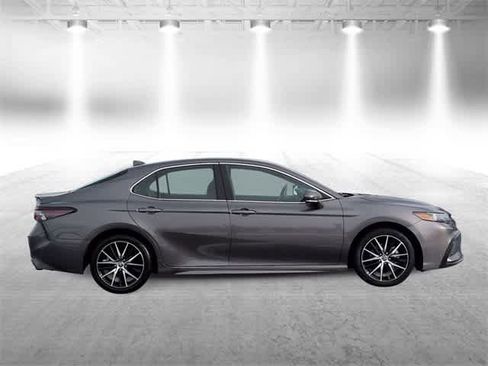 Used 2023 Toyota Camry SE image 9