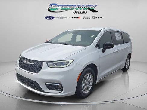 New 2026 Chrysler Pacifica Select image 3