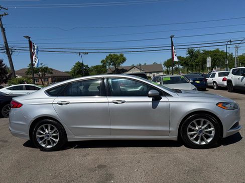 Used 2017 Ford Fusion SE w/ Fusion SE Technology Package FWD image 4