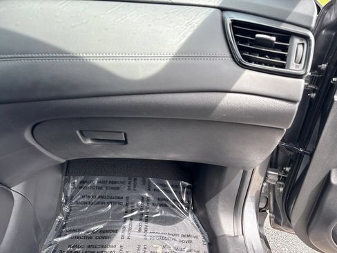 Used 2018 Nissan Rogue SL FWD image 18