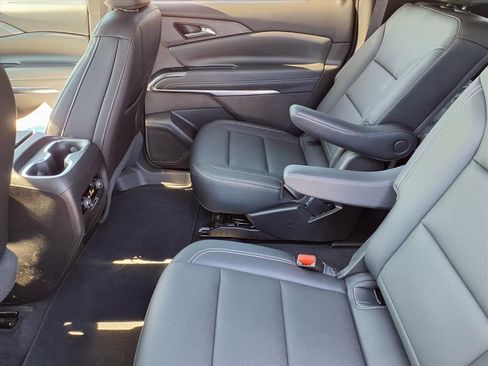 Used 2025 Chevrolet Traverse LT image 11