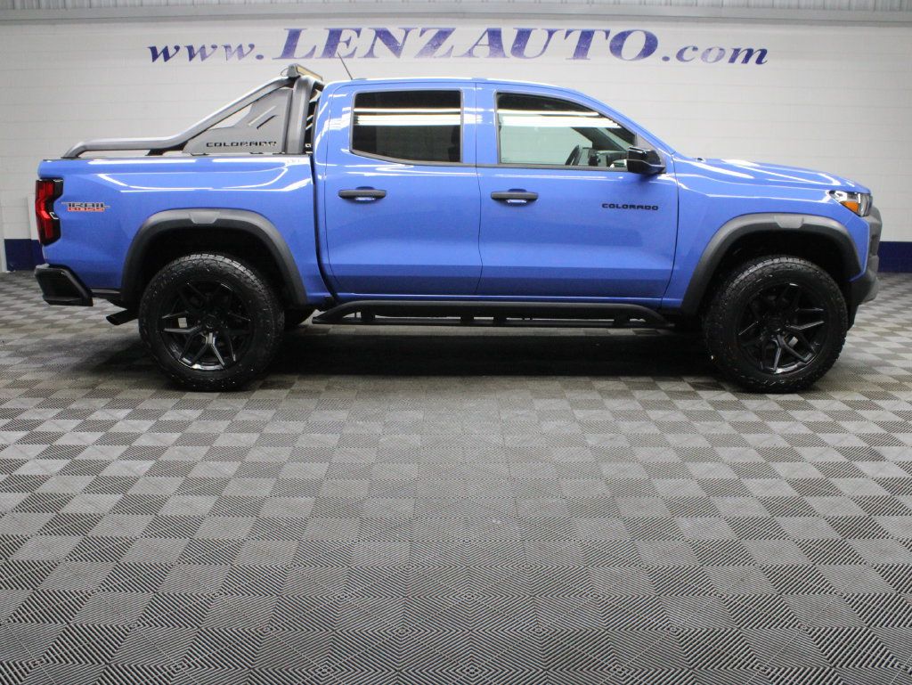 Used 2025 Chevrolet Colorado Trail Boss w/ Midnight Edition AWD/4WD image 3