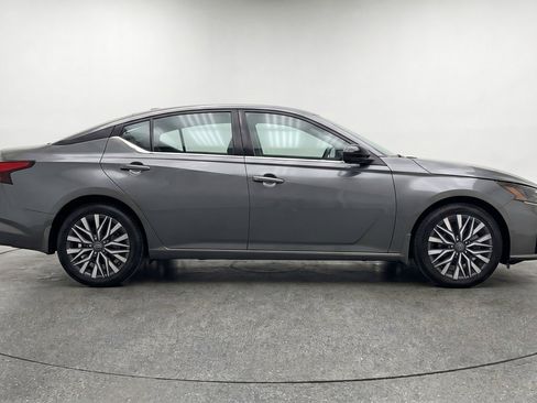 Used 2025 Nissan Altima 2.5 SV FWD image 11